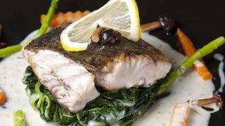 Отварной морской окунь в шпинатном соусе