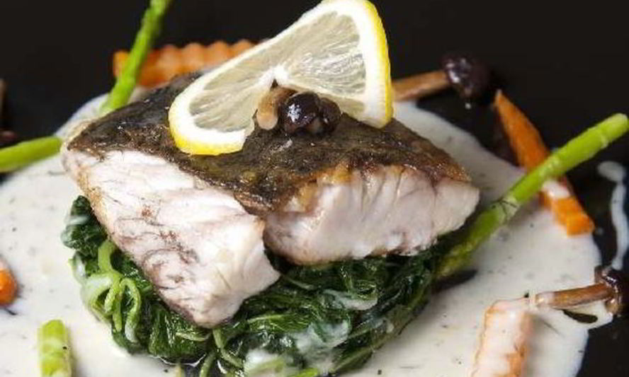 Рецепт отварного морского окуня в шпинатном соусе