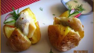 Печеный картофель с сельдью в горчичном соусе