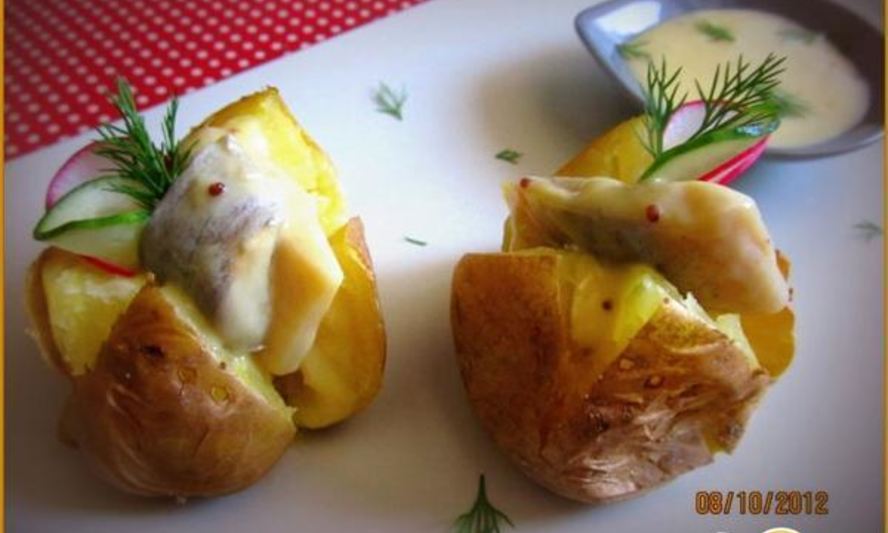 Рецепт печеного картофеля с сельдью в горчичном соусе