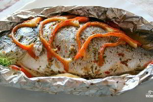 Рыба на решетке в фольге