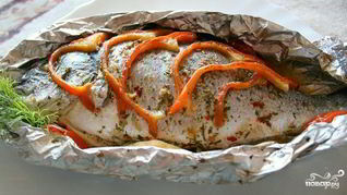 Рыба на решетке в фольге