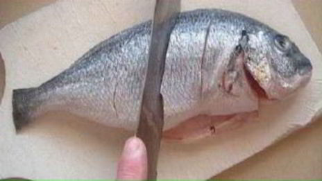 рыба на решетке в фольге