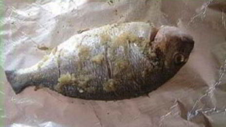 рыба на решетке в фольге