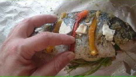 рыба на решетке в фольге