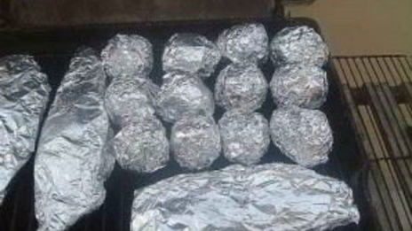 рыба на решетке в фольге