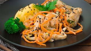 Рыба с морковью и луком