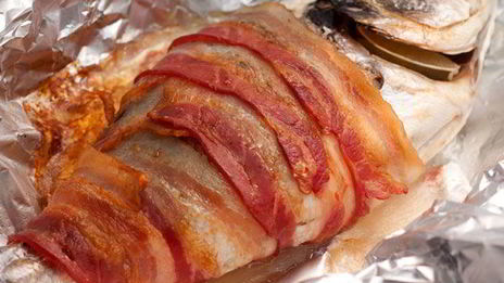 рыба, запеченная в беконе