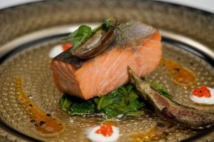 Семга с апельсиновым соусом и шпинатом