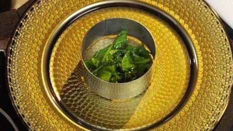 семга с апельсиновым соусом и шпинатом