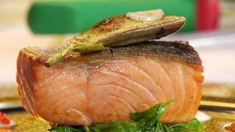 семга с апельсиновым соусом и шпинатом