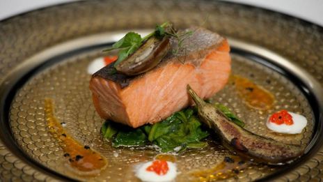 семга с апельсиновым соусом и шпинатом
