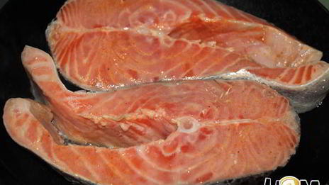 семга с чесночным маслом и грушевым гарниром