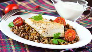 Судак с томатами черри, чечевицей и ветчиной