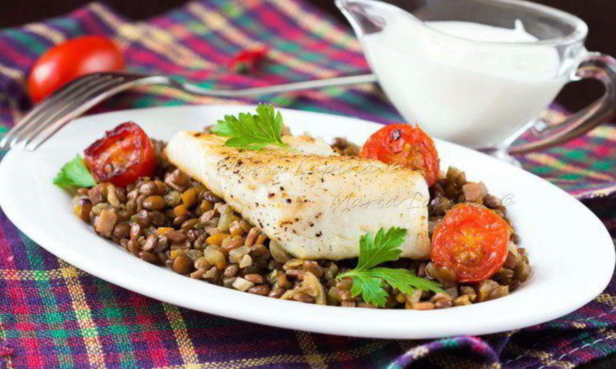 Рецепт судака с томатами черри, чечевицей и ветчиной