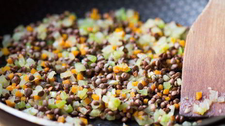 судак с томатами черри, чечевицей и ветчиной