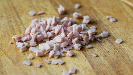 судак с томатами черри, чечевицей и ветчиной