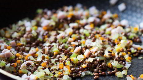 судак с томатами черри, чечевицей и ветчиной