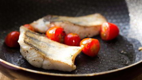 судак с томатами черри, чечевицей и ветчиной