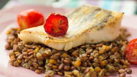 судак с томатами черри, чечевицей и ветчиной