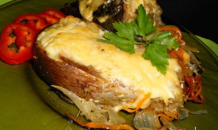 Рецепт толстолобика запеченного с овощами и сыром