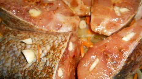 толстолобик запеченный с овощами и сыром