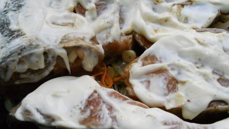 толстолобик запеченный с овощами и сыром