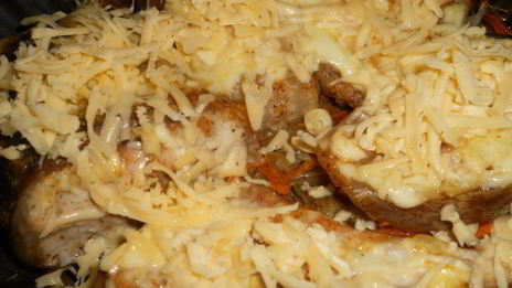 толстолобик запеченный с овощами и сыром