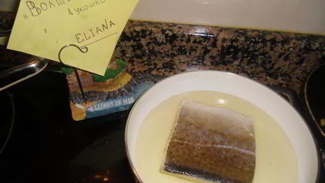 треска с кедровыми орешками