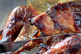 Цесарка, запеченная в глазури из виски