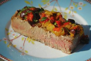 Тунец под соусом из оливок и сладкого перца