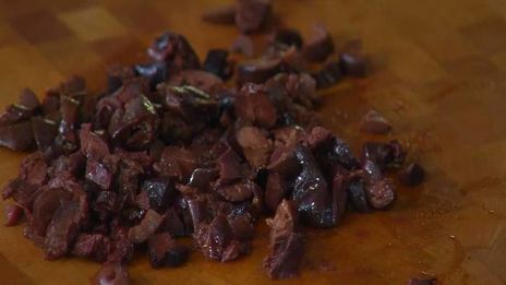 тунец под соусом из оливок и сладкого перца