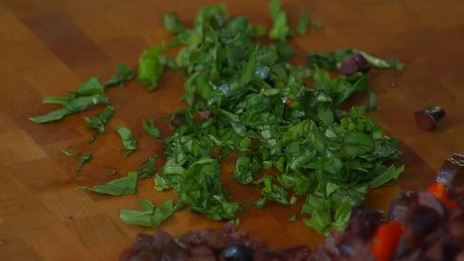 тунец под соусом из оливок и сладкого перца