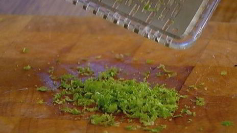 тунец под соусом из оливок и сладкого перца