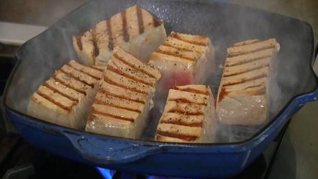 тунец под соусом из оливок и сладкого перца