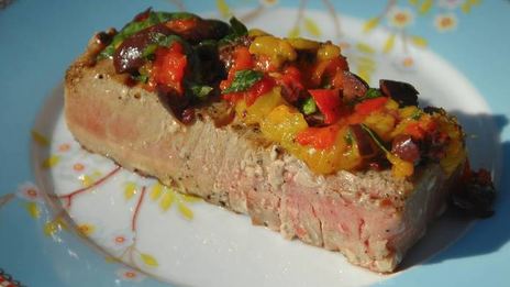 тунец под соусом из оливок и сладкого перца