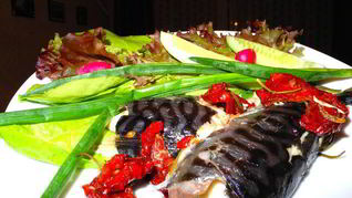 Запеченная скумбрия с вялеными помидорами и розмарином