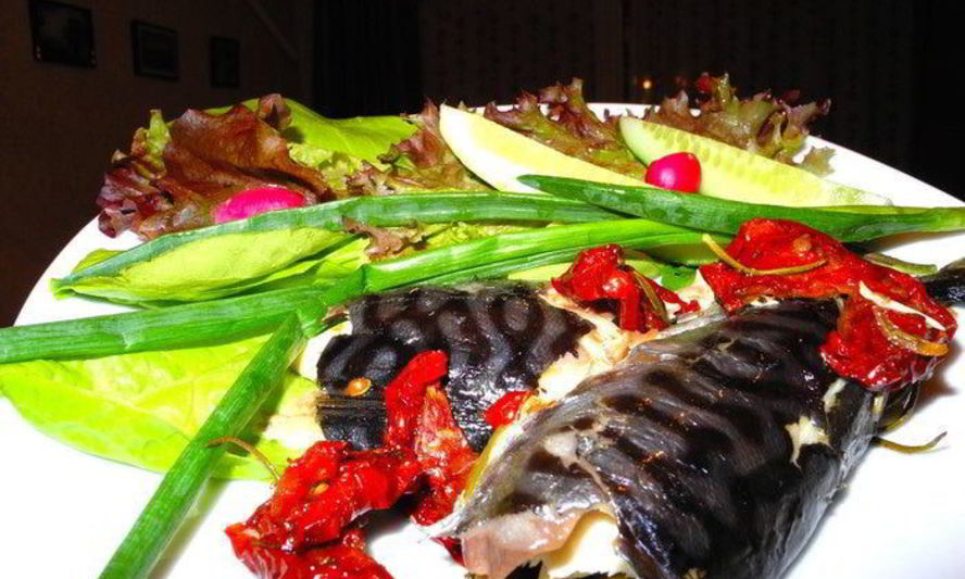 Рецепт запеченной скумбрии с вялеными помидорами и розмарином