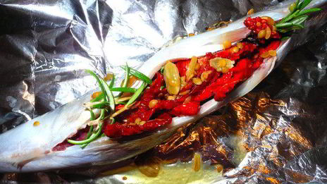 запеченная скумбрия с вялеными помидорами и розмарином