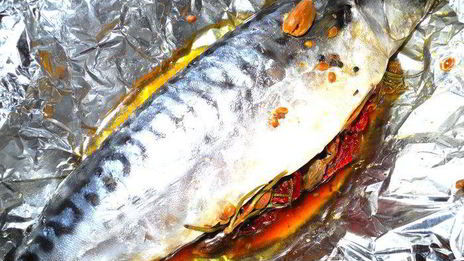 запеченная скумбрия с вялеными помидорами и розмарином