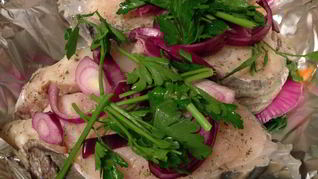 Зубатка, запеченная с овощами