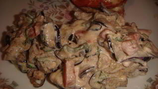 Салат-гарнир с баклажанами и помидором