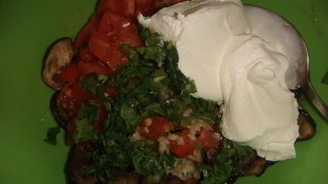 салат-гарнир с баклажанами и помидором