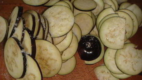 салат-гарнир с баклажанами и помидором