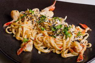 Шафрановая лапша с креветками