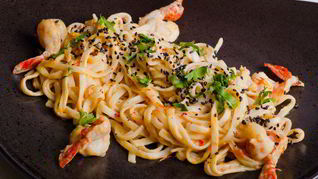 Шафрановая лапша с креветками