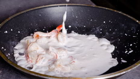 шафрановая лапша с креветками