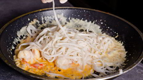 шафрановая лапша с креветками