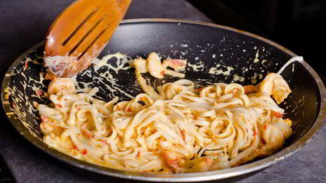 шафрановая лапша с креветками