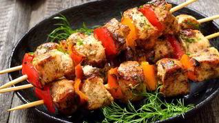 Куриный шашлык, маринованный в дижонской горчице и сметане